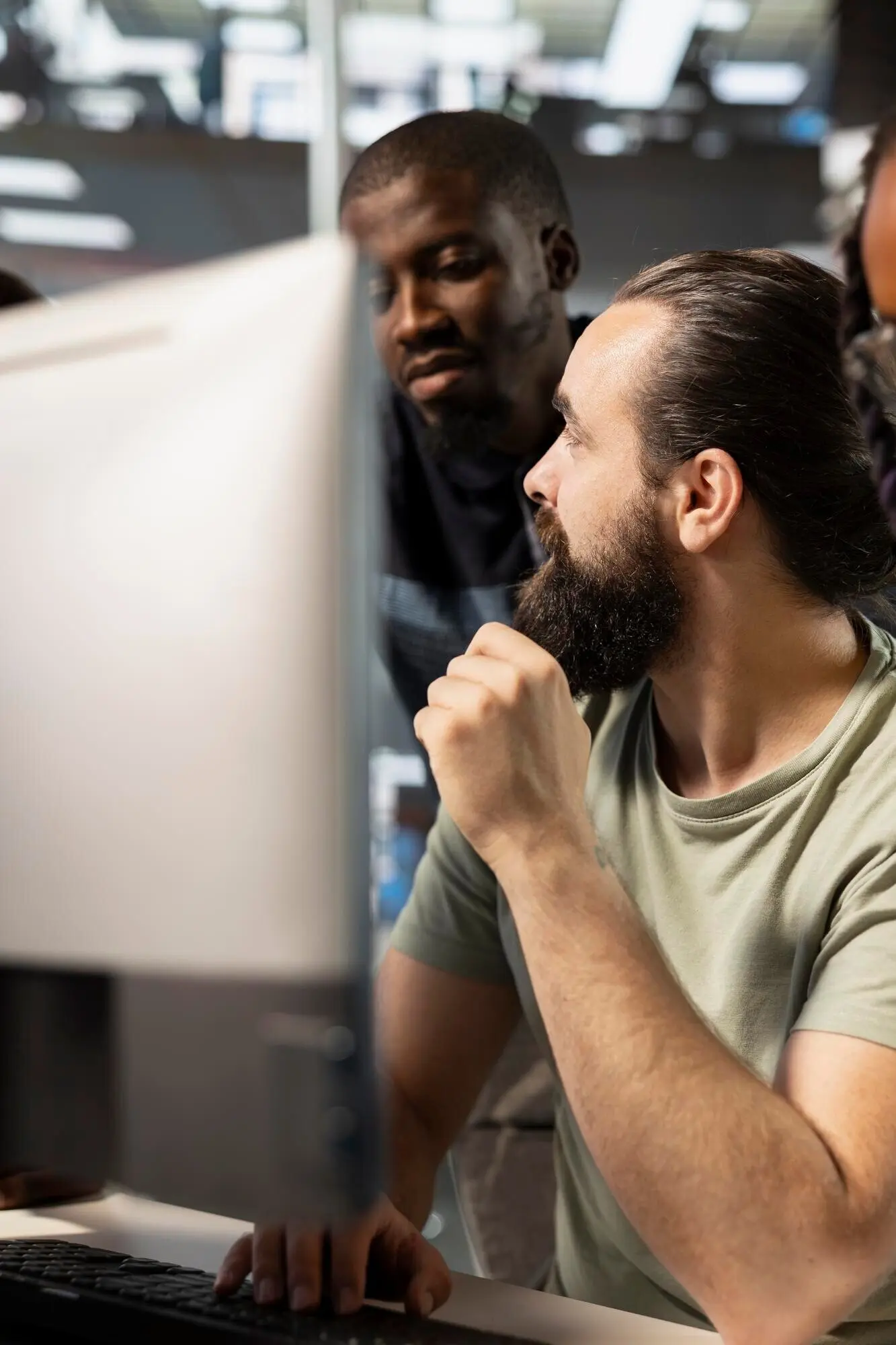 Im Büro im Team arbeitende Kollegen, die beim Brainstorming debattieren.