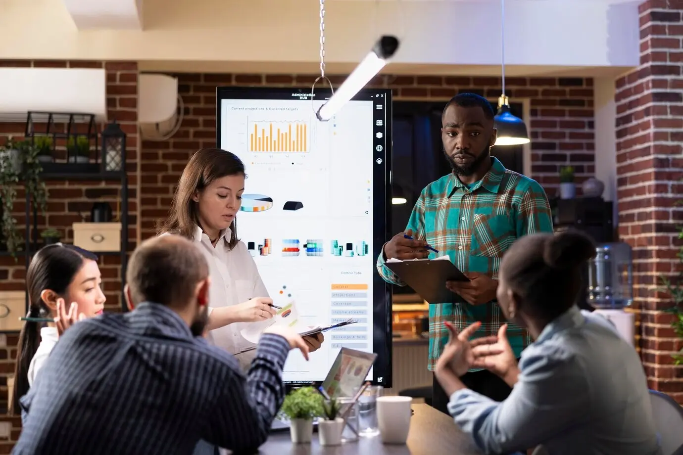 Mitarbeiter bei der Vorbereitung auf eine Geschäftspräsentation